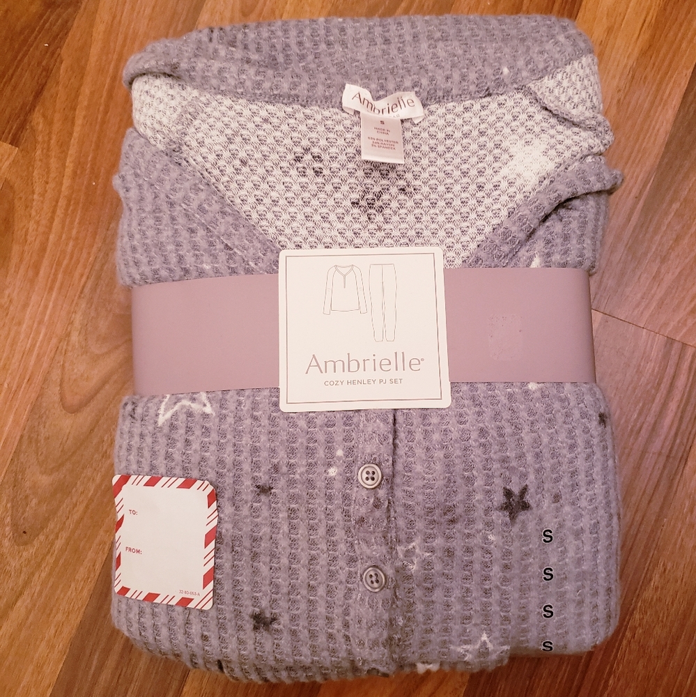 Ambrielle cozy henley pj set in size S